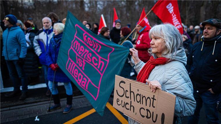 Aktivisten steigen auf Balkon von CDU-Kreisverband Hannover Anschließend zogen die 260 Demonstranten zum Hauptbahnhof.