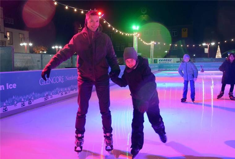 Das macht gute Laune: Nordenham on Ice ist gestartet Ansgar Engling und sein Sohn Max gehörten zu den ersten Schlittschuhläufern, die am Montag auf der Eisbahn in der Innenstadt ihre Runden drehten.