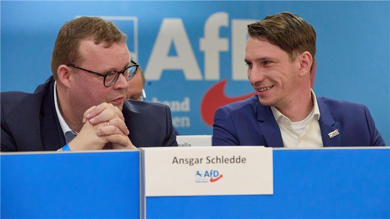 Trotz Durchsuchung: Schledde neuer AfD-Landesvorsitzender Ansgar Schledde (l), stellvertretender Landesvorsitzender, und Frank Rinck, Landesvorsitzender, (beide AfD).