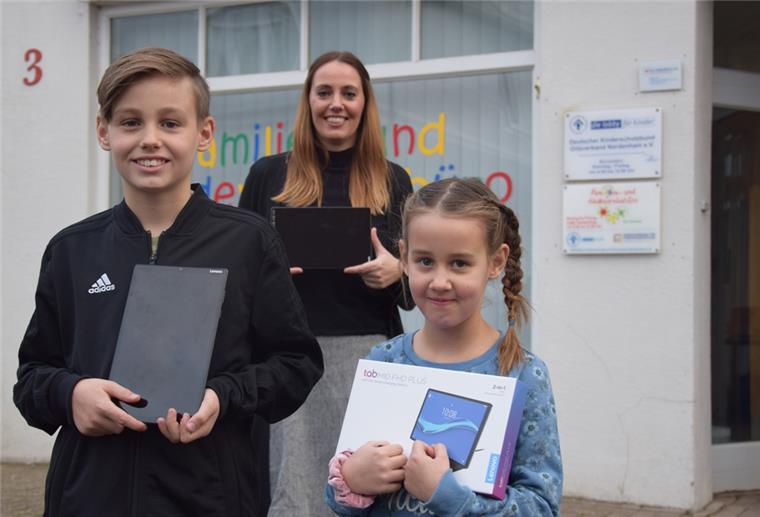 Nordenham: 1900 Euro kommen bei Spendenlauf zusammen Ansgar und Cecile zeigen zwei der Tablets, die sich der Kinderschutzbund Nordenham aufgrund des Spendenlaufs anschaffen konnte. Geschäftsführerin Anneke Bessel freut sich, dass insgesamt 1900 Euro zusammengekommen sind.