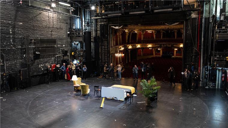 Eine Nacht auf der Theaterbühne - Aktion gegen Kürzungen Ansonsten ist die Bühne leer.