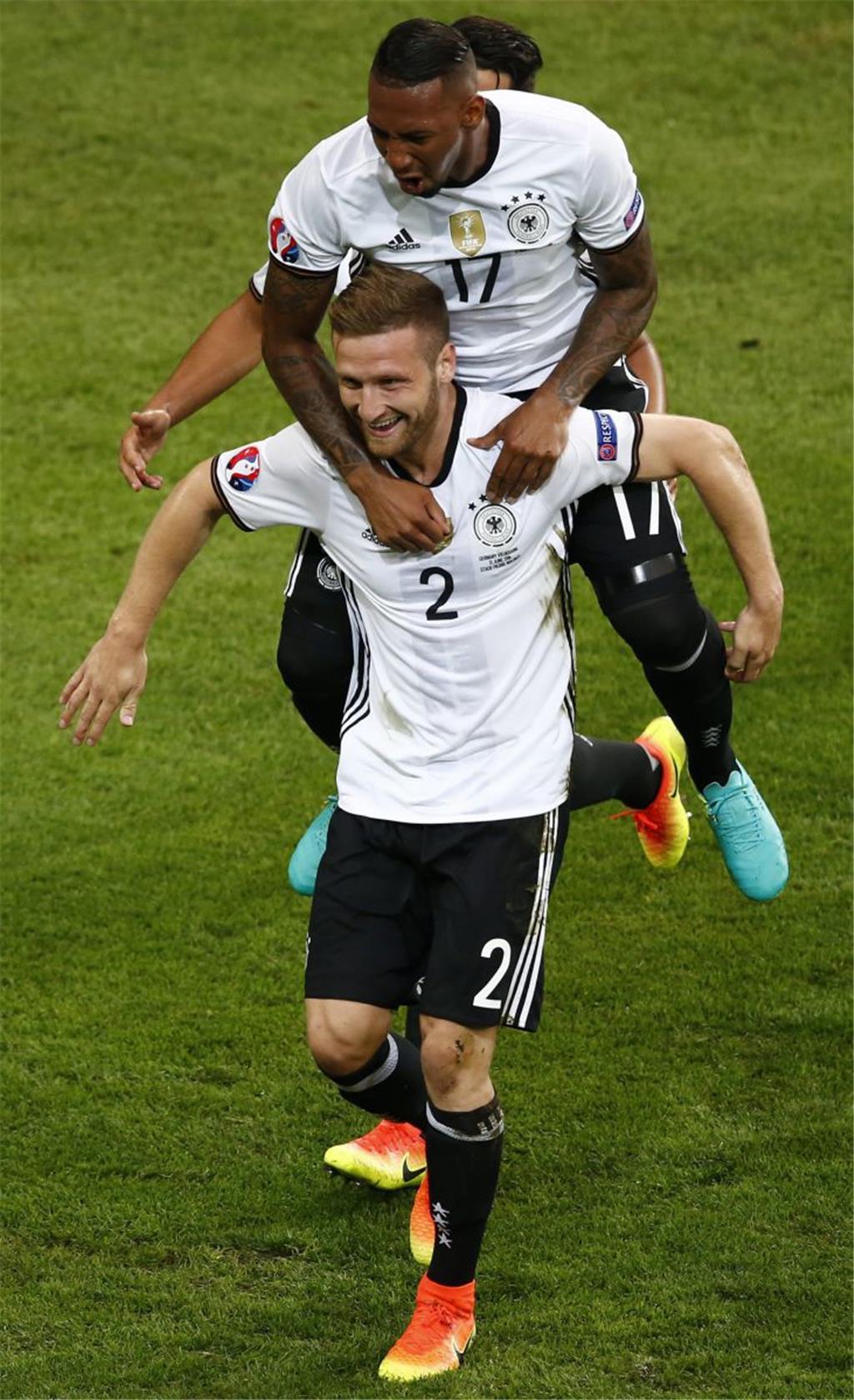 Anspringen: Dass sich erwachsene Männer gegenseitig anspringen, kommt im Alltag eher selten bis gar nicht vor. Im Stadion ist es allerdings eine typische Geste der Verbundenheit, wie Professor Uwe Wilkesmann vom Lehrstuhl für Organisationsforschung an der Technischen Universität Dortmund sagt. &quot;Man will mit dem Torschützen verbunden sein.&quot; Nach Meinung von Sportpsychologe Professor Darko Jekauc von der Berliner Humboldt-Universität zeigt das Anspringen eine besondere Eingespieltheit zwischen den Mitspielern. &quot;Das sieht man häufig auch beim Tennis bei einem erfolgreichen Doppel&quot;, sagt der Forscher.