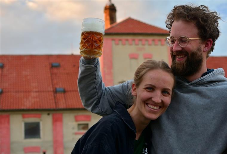 Ex-Bremerhavener suchen Freiwillige für ihr Schloss Eine Frau und ein Mann mit Bier.
