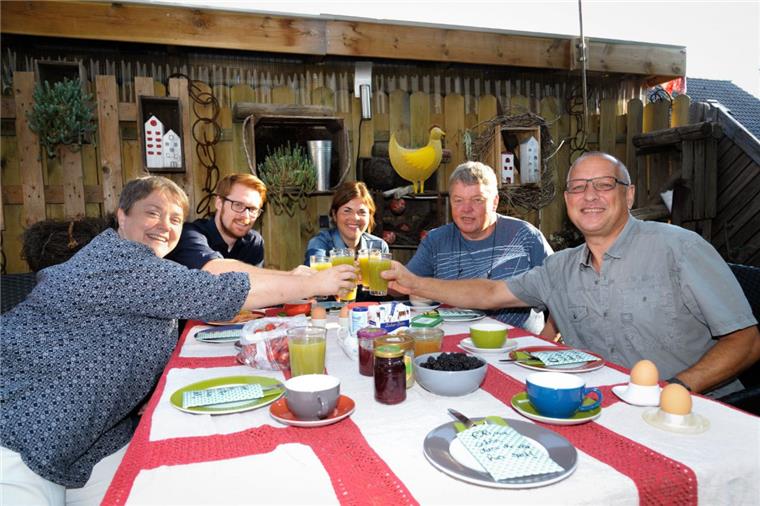 "Das perfekte Dinner" startet: Ab Mittwoch wird in Bremerhaven gekocht Anstoßen mit neuen Freunden: Für „Das perfekte Dinner“ haben sich Melanie Rosekeit, Andreas Pfau, Merle Pape, Frank Botter und Hardy Reinders (von links) gegenseitig bekocht.
