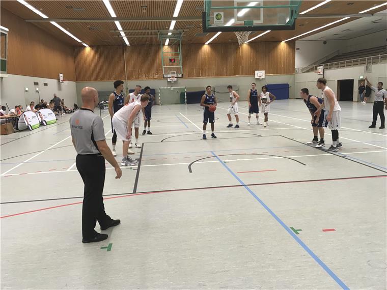 Die Eisbären spielen in Itzehoe um den Turniersieg Anthony Canty präsentierte sich in guter Form. Der Spielmacher traf alle seine zwölf Freiwürfe - besser geht`s nicht.