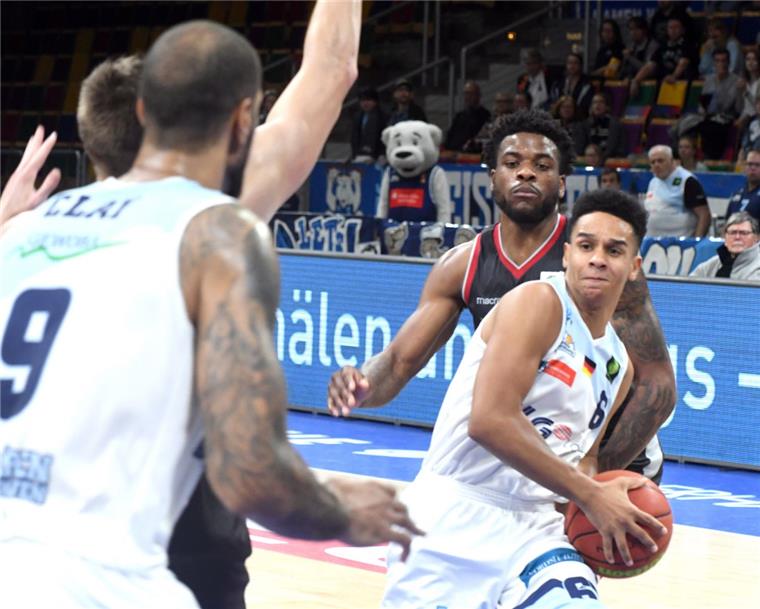 Eisbären fahren zum Nordderby nach Quakenbrück Anthony Canty (rechts) und Oliver Clay wollen mit den Eisbären wie im Hinspiel einen Sieg gegen den Nordrivalen Artland Dragons einfahren.