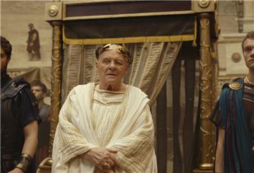 Anthony Hopkins (Mitte) spielt in Roland Emmerichs „Those About To Die“ Kaiser Vespasian.