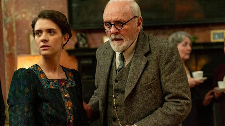 Sigmund Freud und C.S. Lewis auf der Analyse-Couch Anthony Hopkins übernahm die Rolle des Sigmund Freud. Liv Lisa Fries (l.) spielt Tochter Anna.