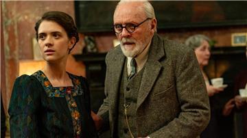 Anthony Hopkins übernahm die Rolle des Sigmund Freud. Liv Lisa Fries (l.) spielt Tochter Anna. 
