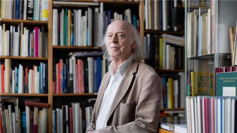Wie ein Antiquar mit über 80 zum Tiktok-Phänomen wurde Antiquar Klaus Willbrand ist mit 83 Jahren zu einem Internet-Phänomen geworden.