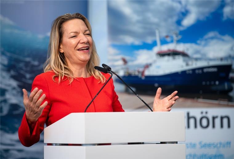 Bremerhavener Awi-Meeresforscherin Boetius erhält Preis Antje Boetius, Direktorin des Alfred-Wegener-Instituts (hier bei der Taufe vom neuen Forschungsschiff „Uthörn“), erhält den Carl-Friedrich-von-Weizsäcker-Preis.
