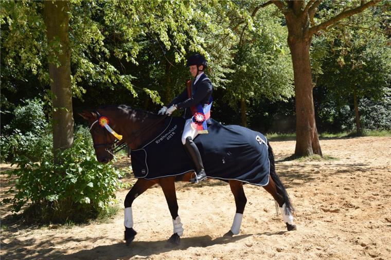 Diese Reiterin holte beim Turnier in Blexen in letzter Sekunde den Kreismeistertitel Antje Müller vom RUFV Rodenkirchen hat beim Reitturnier in Blexen ihren Kreismeisterschaftstitel auf der großen Dressur-Tour verteidigt.