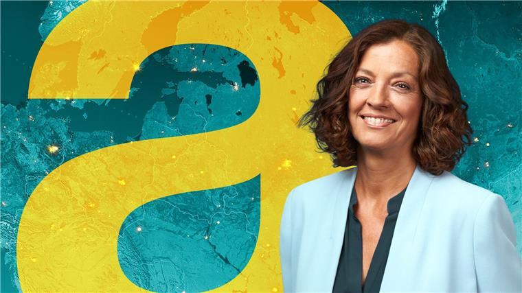 Den Blickwinkel ändern: 50 Jahre „auslandsjournal“ Antje Pieper steht vor einer digitalen Weltkarte im Studio dews „auslandjournals“.