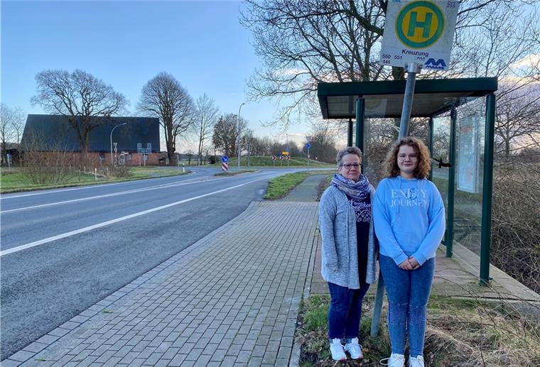 Von Sievern ans NIG: AST-Probeverbindung wird eingerichtet Mutter und Tochter stehen vor einem Buswartehäuschen.