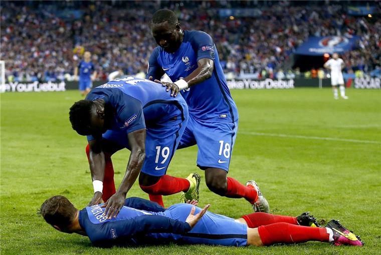 Frankreich schießt sich fürs Halbfinale gegen Deutschland warm Antoine Griezmann (am Boden) und seine Teamkollegen feiern das 4:0 der Franzosen kurz vor der Pause.