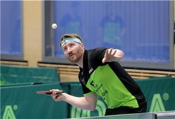 Tischtennis, Anton Depperschmidt an der Platte, Ball in die Luft geworfen