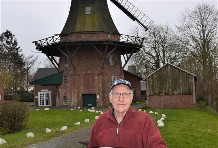 Anton-Günter Reumann vor der Moorseer Mühle: Jeden Tag ist er hier ehrenamtlich im Einsatz.