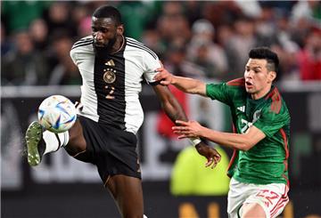 Antonio Rüdiger (links) behauptet sich gegen den Mexikaner Hirving Lozano. 