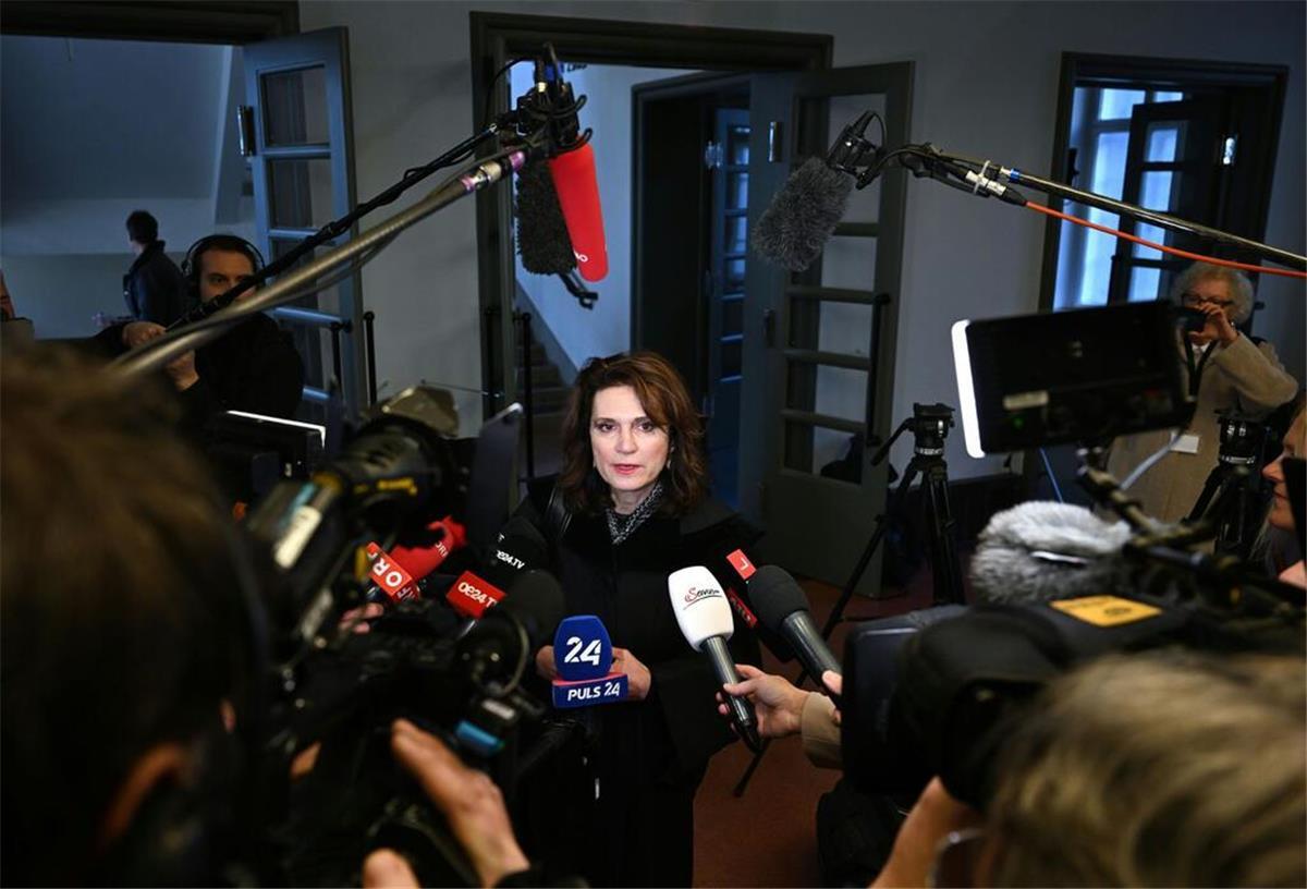 Mutter soll ihr Kind in Hundebox gesperrt haben Anwältin Astrid Wagner vor Verhandlungsbeginn des Prozesses im österreichischen Krems.