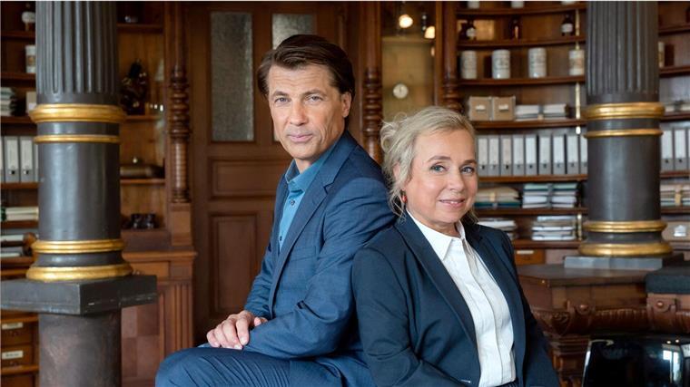 Neue ARD-Anwaltsreihe liegt am Freitagabend vorne Anwältin Eva Schatz (Christine Urspruch) bringt mit dem charmanten Hanno (Wolfram Grandezka) in „Einspruch, Schatz! - Ein Fall von Liebe“ Trubel in ihr Single-Leben.