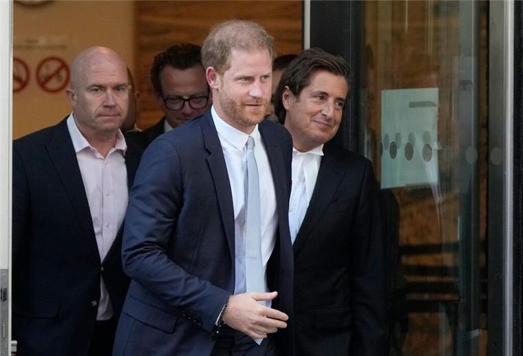 Verfahren von Prinz Harry kostet wohl 45 Millionen Euro Anwalt David Sherborne (r.) schätzt die Gerichtskosten für das Verfahren von Prinz Harry (M.) und anderen Promis auf mehr als 38 Millionen Pfund. (Archivbild)