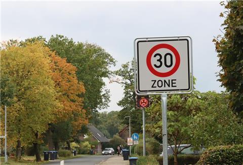 Ein Verkehrsschild, das darauf hinweist, dass Tempo 30 angesagt ist.