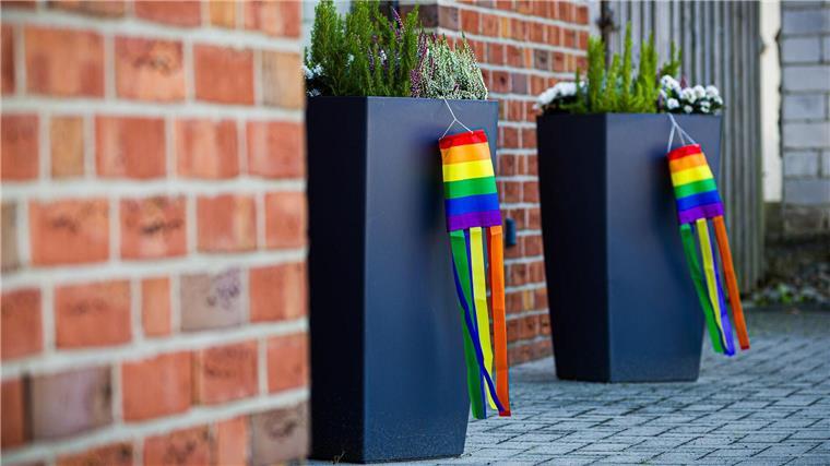 Wahrenholz: Ein Dorf sieht bunt Anwohner haben neben Regenbogenflaggen auch Windspiele oder Girlanden augehängt.