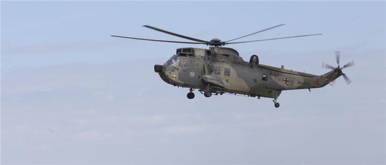 Laute Hubschrauber machen Bürger in Nordholz wütend Anwohner in unmittelbarer Nachbarschaft zum Nordholzer Fliegerhorst sind genervt, wenn die Soldaten mit ihren Arbeitsgeräten wie diesem Hubschrauber vom Typ Sea King Mk41 Trainingsflüge über ihren Wohngrundstücken absolvieren.