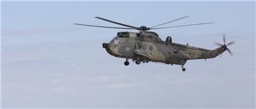 Anwohner in unmittelbarer Nachbarschaft zum Nordholzer Fliegerhorst sind genervt, wenn die Soldaten mit ihren Arbeitsgeräten wie diesem Hubschrauber vom Typ Sea King Mk41 Trainingsflüge über ihren Wohngrundstücken absolvieren.