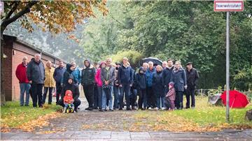 Anwohner protestieren gegen die zunächst geplante Zufahrt zum neuen Gewerbegebiet Schiffdorferdamm über die Carsten-Lücken-Straße. Die Stadt will jetzt Alternativen prüfen.  