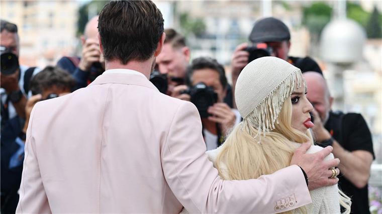 Anya Taylor-Joy über Liebe im Film Anya Taylor-Joy streckt ihre Zunge heraus.