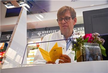 Apotheker Bernd Grassnick begutacht einen echten Impfpass - er hat aber auch schon Fälschungen vor sich gehabt. 