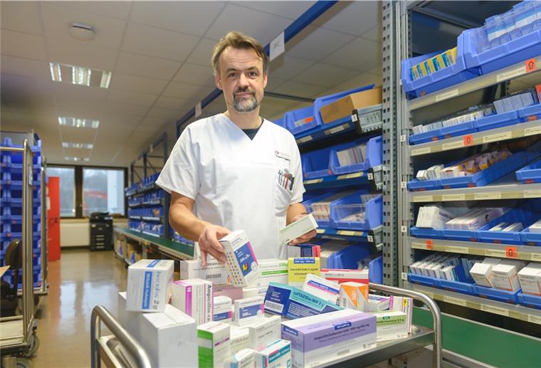 Mediziner müssen häufig zu stärkeren Antibiotika greifen Apotheker Dr. Matthias Haerting hat in der Krankenhausapotheke im Klinikum Reinkenheide einen Blick auf Antibiotika.