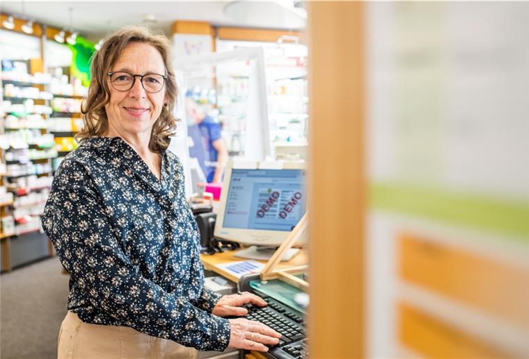 Apotheker starten mit digitalem Impfausweis Apothekerin Erika Miéville zeigt die Demo-Version des digitalen Impfzertifikates vom Deutschen Apothekenverband auf dem Bildschirm.