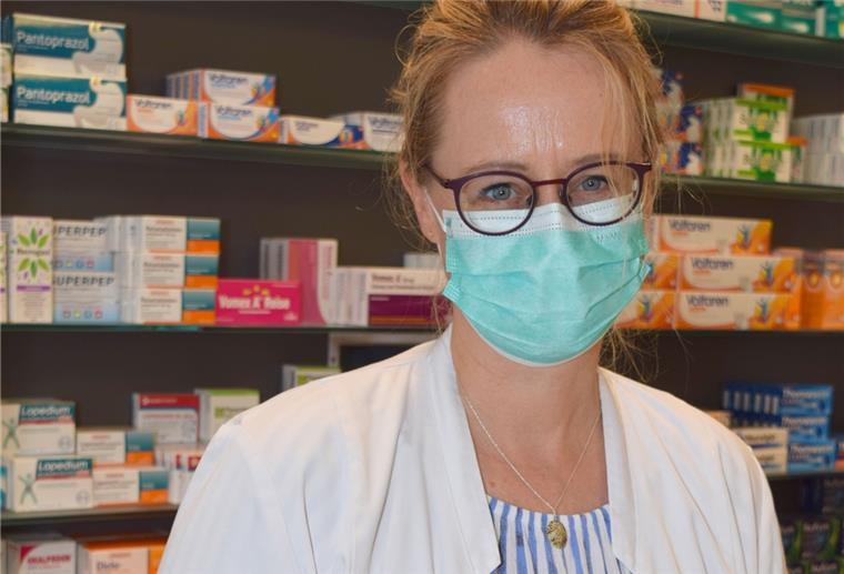 Apothekerin Sonja Adebahr berät ihre Kunden auch zu pflanzlichen Therapie-Möglichkeiten. Nicht selten geht es dabei um Lavendel.