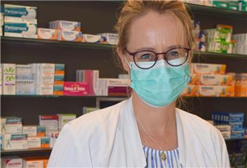 Apothekerin Sonja Adebahr berät ihre Kunden auch zu pflanzlichen Therapie-Möglichkeiten. Nicht selten geht es dabei um Lavendel.