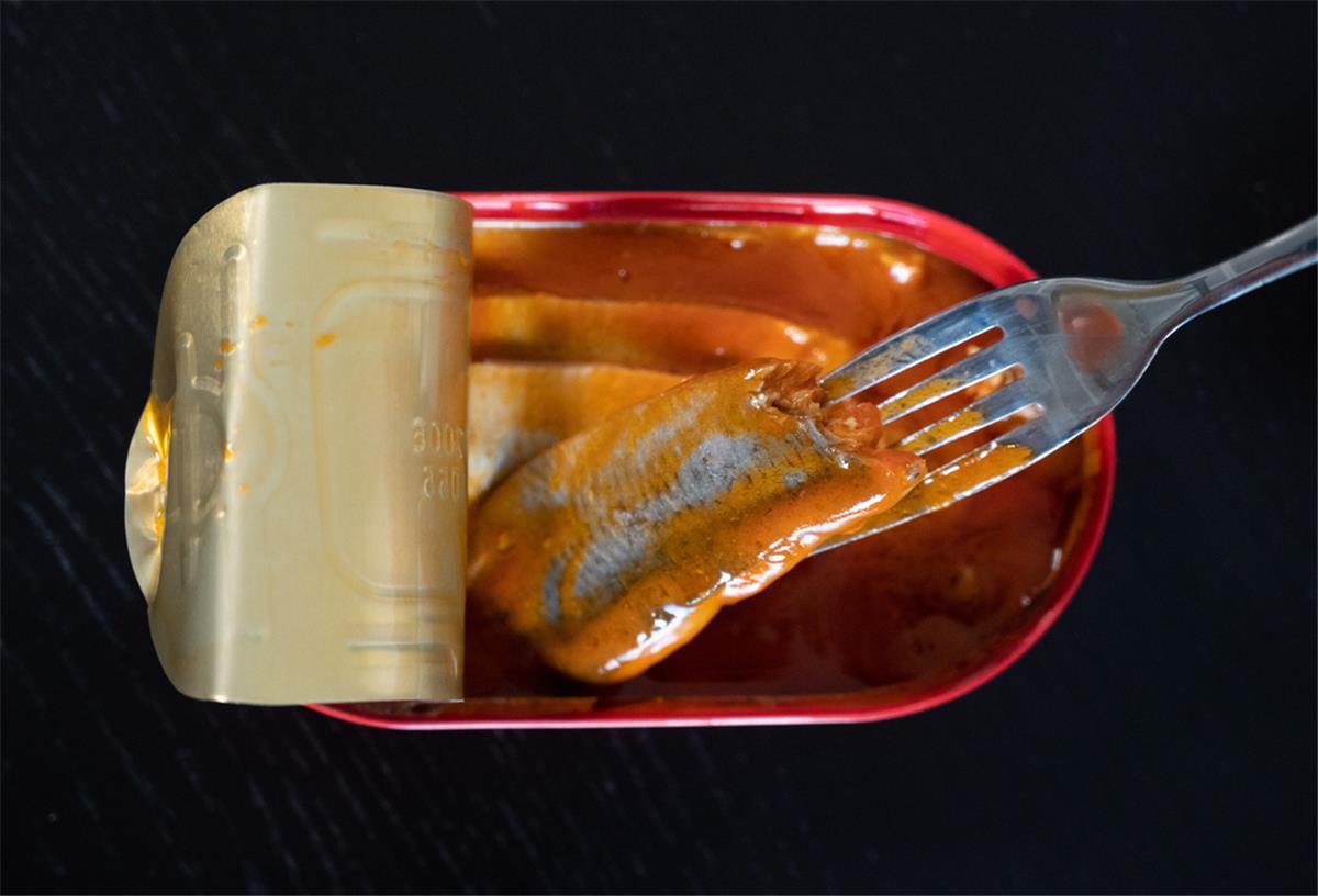 Appel Feinkost in Cuxhaven wird von neuem Eigentümer übernommen Eine geöffnete Konservendose mit Fisch.