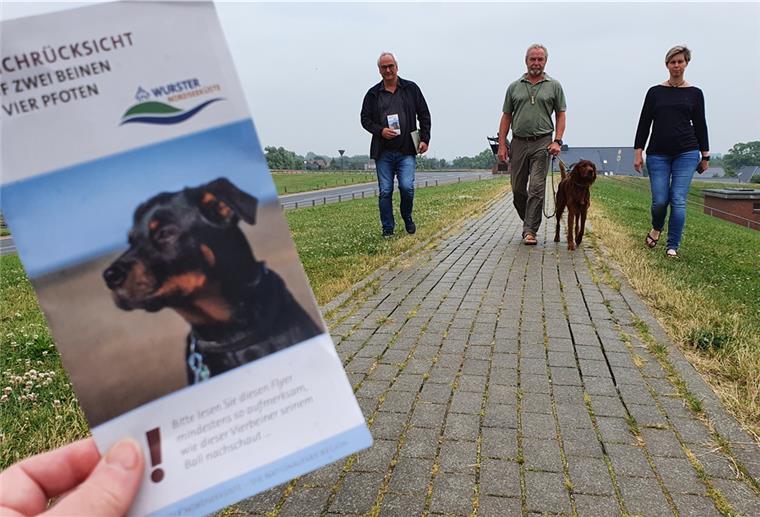 Wurster Küste: Hunde bald verboten? Appellieren persönlich und per Flyer an alle Hundebesitzer, ihre Vierbeiner auf dem Seedeich zwischen Bremerhavener Ortsgrenze und Spieka-Neufeld an der kurzen Leine zu führen: Peter Bartz (von links) von der Nationalparkverwaltung, Oberdeichgräfe Günter Veldmann und Kurdirektorin Sandra Langheim.