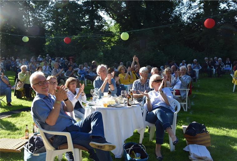400 Besucher bei Klassik im Park Applaus für den Auftritt von Ömer Sayan: Rund 400 Gäste sind zur Veranstaltung Klassik im Park gekommen.