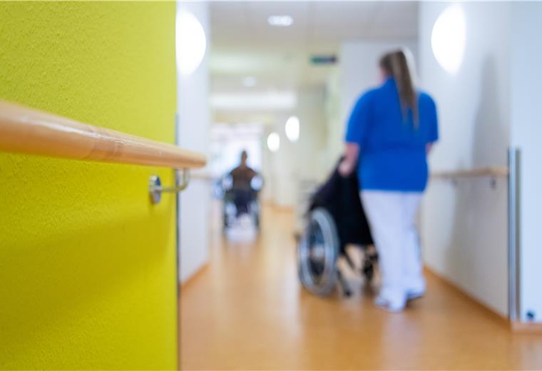 Unbezahlbar - aber unterbezahlt? Applaus von den Balkonen und warme Worte - die Beschäftigten in systemrelevanten Berufen erfreuen sich in der Corona-Krise maximaler Beliebtheit. Aber verdienen sie auch genug?
