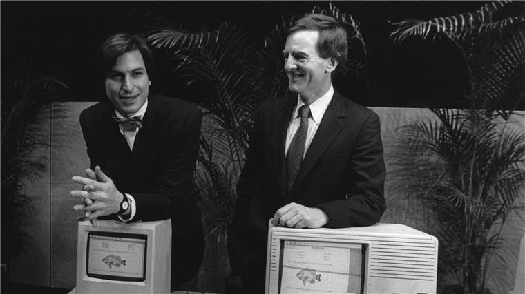 Vor 40 Jahren: Apple Macintosh revolutioniert den PC-Markt Apple-Mitbegründer Steve Jobs (l) und der damalige Präsident von Apple John Sculley stellen am 24. Januar 1984 vor einer Aktionärsversammlung im kalifornischen Cupertino ihre ersten Macintosh-Computer vor.