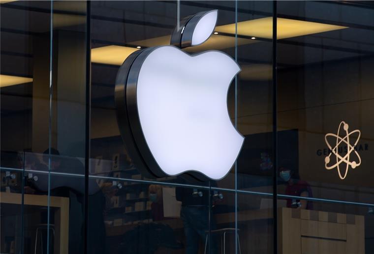 Apple, Amazon und Intel nach Pandemie-Boom mit Problemen Das Logo des Technologieunternehmens Apple ist am Apple Store in der Innenstadt zu sehen.