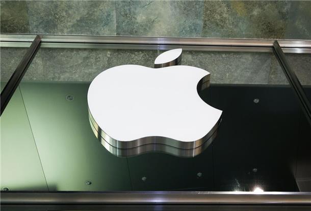 Das Logo des US-Technologieunternehmens Apple ist in der Nacht am Apple Store Jungfernstieg in der Innenstadt zu sehen.