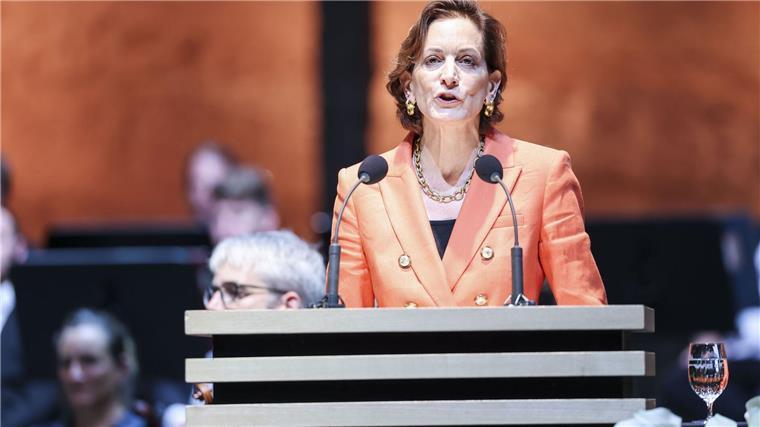 Mahnung bei Festakt in Salzburg: Freiheit in Gefahr Applebaum sieht die Demokratien massiv in Gefahr.