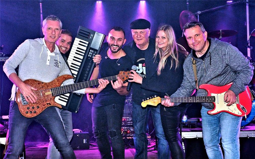 Aquacity brachte in der Freitagnacht das Festzelt zum Kochen. Foto: Stehn