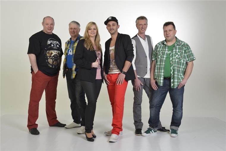 Aquacity in (fast) aktueller Besetzung (von links nach rechts): Es fehlt der aktuelle Keyboarder Marcio Rodriguez, (zu sehen ist der vorherige, Torsten Krummkühler), Schlagzeuger Axel Adelsberg, Sängerin Birthe Bursee, Sänger Fabio Marafona, Bassist Thomas von Glahn und Gitarrist Gunnar Zerbst.  