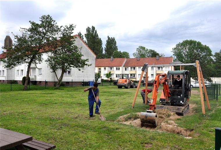 Bleibelastung: Behörden stimmen sich nicht ab Arbeiten auf einem Spielplatz in Friedrich-August-Hütte in der Nähe der Pauluskirche. Dort ist die Bleibelastung besonders hoch. Die Stadt hat inzwischen den Sand auf Spielflächen im Stadtteil Friedrich-August-Hütte austauschen lassen