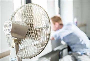 Arbeiten bei 30 Grad? Diese Tipps helfen gegen Sommerstress im Büro