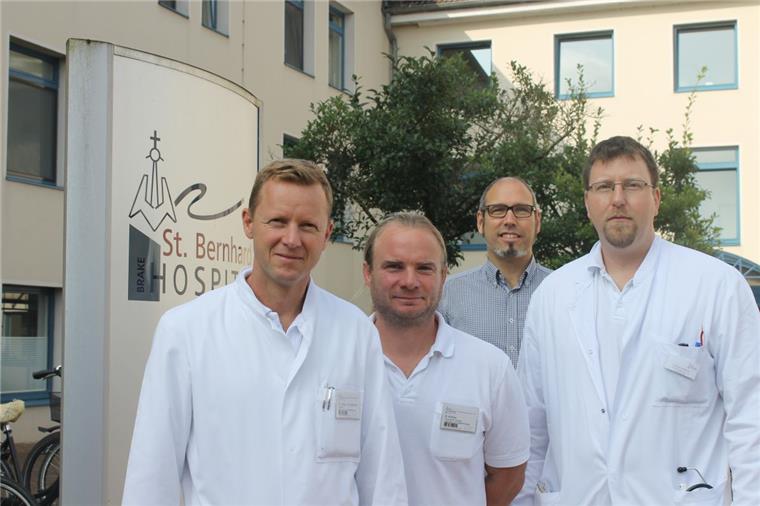 Hospital in Brake: Darmzentrum lässt sich zertifizieren - Patienten profitieren Arbeiten daran, dass das Darmzentrum am St.-Bernhard-Hospital in Brake zertifiziert wird (vorne, von links): die Ärzte Dr. Jan Henrik Herrfurth, Ronny Köhler und Tobias Martens sowie (hinten) Qualitätsmanager Helmut Diez.
