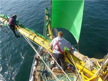 Arbeiten im Rigg: Die "Alexander von Humboldt II" ist weltweit der einzige Rahsegler mit dem gleichen zertifizierten Sicherheitsstandard wie auf der "Gorch Fock". Darum können jetzt auch Marinesoldaten auf der "Alex" in traditioneller Seemannschaft ausgebildet werden.